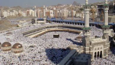 يُعد الجفاف خلال مناسك الحج من أبرز المخاطر التي قد يواجهها الحجاج، خاصة في أجواء مكة المكرمة الحارة. هذا الأمر يتطلب منك اتخاذ بعض الاحتياطات لتجنب هذه المشكلة الصحية الخطيرة. يعد الجفاف من الحالات التي تحدث عندما يفقد الجسم سوائل أكثر مما يحصل عليه، مما يسبب خللاً في توازن السوائل بالجسم. إذا كنت تخطط لأداء فريضة الحج، يجب أن تكون على دراية بكيفية الوقاية من الجفاف، وأهمية شرب السوائل بانتظام. تابع المزيد من التفاصيل عبر موجز الخبر.