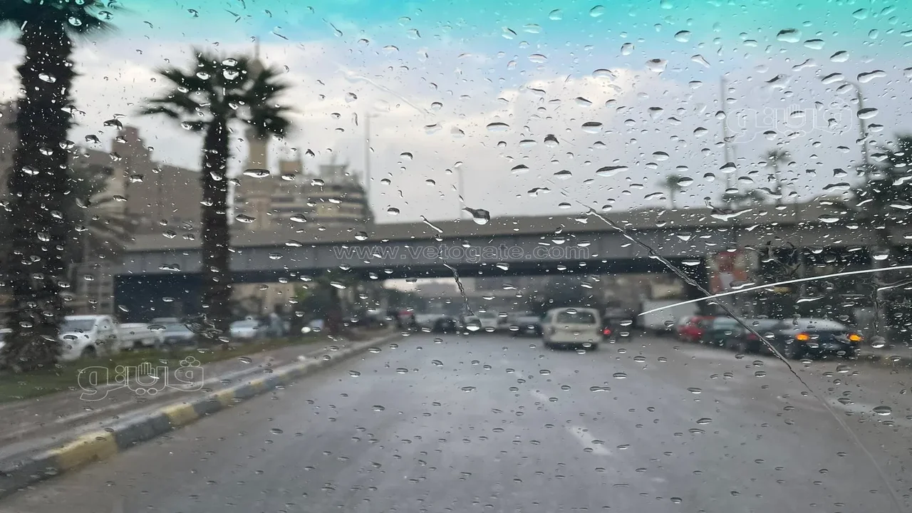 أمطار غزيرة في عز الصيف.. شوارع القاهرة تغرق 1 أمطار غزيرة في عز الصيف في القاهرة