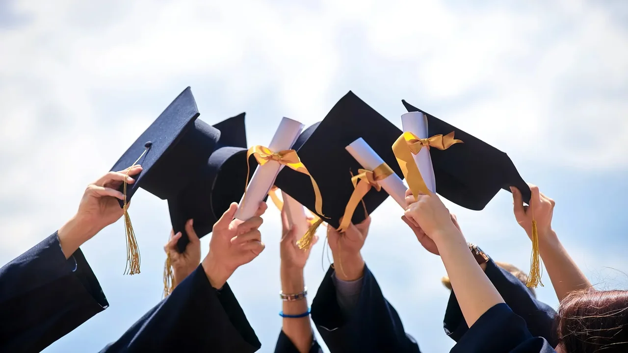 ما هي اجمل عبارات للخريجات 2025 التي تلامس القلب؟ 1 لماذا تعتبر لحظة التخرج مميزة للخريجات؟