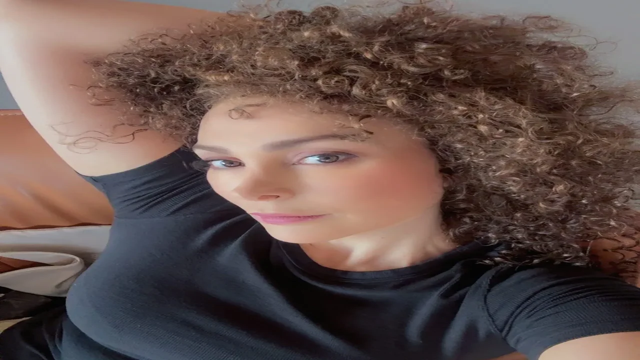 أمل حجازي تخلع الحجاب.. قرار صادم يثير الجدل في لبنان والعالم العربي 1 أمل حجازي تخلع الحجاب.. قرار صادم يثير الجدل في لبنان والعالم العربي