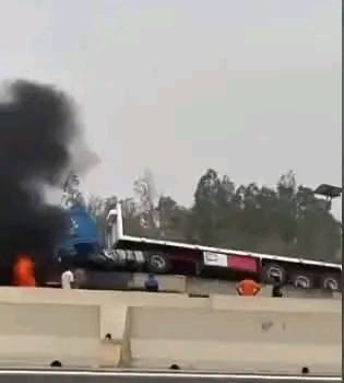 كارثة مرورية جديدة حادت الطريق الصحراوي.. اصطدام ثلاث شاحنات واشتعال النيران 2 كارثة مرورية جديدة على الطريق الصحراوي.. اصطدام ثلاث شاحنات واشتعال النيران
