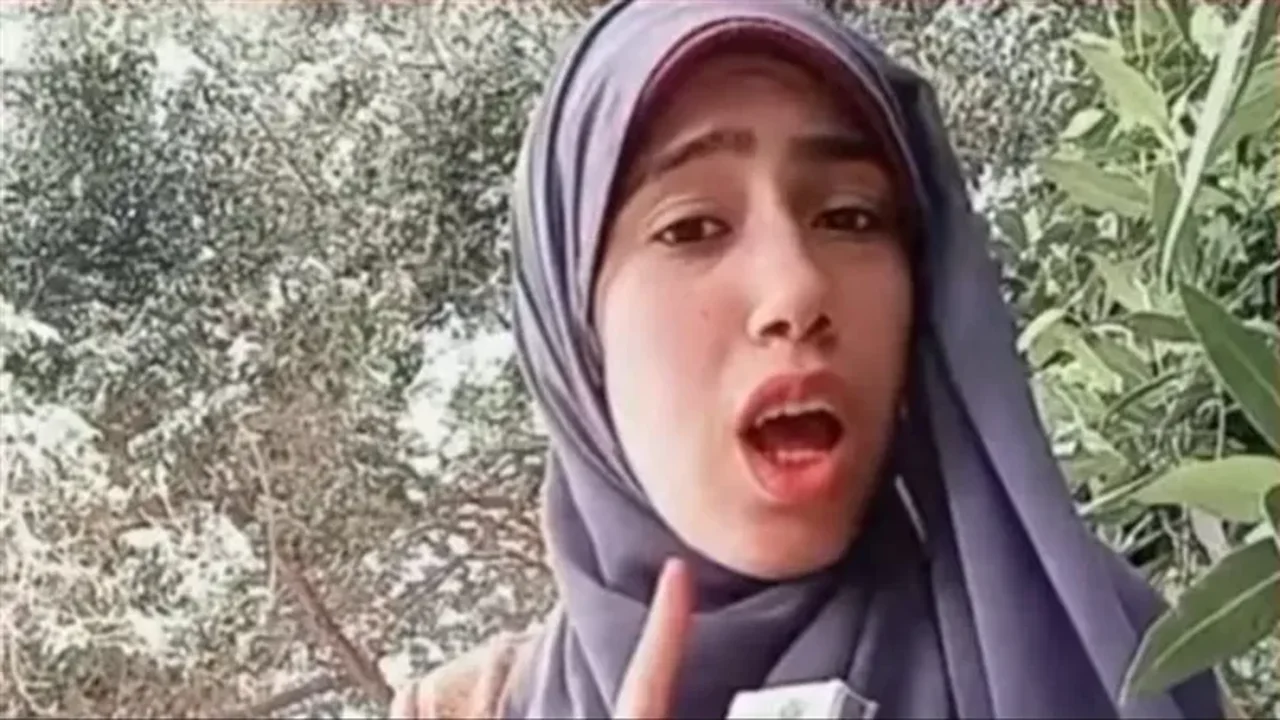 من هي علياء قمرون ولماذا تم ضبطها بتهمة نشر محتوى غير لائق؟ 1 من هي علياء قمرون ولماذا تم ضبطها بتهمة نشر محتوى غير لائق؟