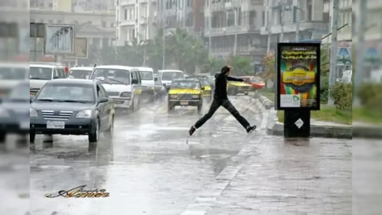 حالة الطقس غدًا الثلاثاء 9 ديسمبر 2025EWC-Cairo الهيئة العامة للأرصاد الجوية الإدارة العامة للتنبؤات والإنذار المبكر تاريخ الإصدار: 8-12-2015 توقيت الإصدار : 4 عصراً الظواهر الجوية المتوقعة يوم الثلاثاء 09 ديسمبر 2025 استمرار الانخفاض في درجات الحرارة على أغلب الأنحاء يسود طقس بارد في الصباح الباكر، معتدل الحرارة نهاراً بارد ليلا على أغلب الأنحاء ويصاحب ذلك نشاط للرياح على بعض المناطق مما يزيد من الإحساس ببرودة الطقس . شبورة مائية ( من 4 : 9 صباحاً على بعض الطرق المؤدية من وإلى شمال البلاد حتى القاهرة الكبرى وشمال الصعيد ووسط سيناء. . فرص أمطار متوسطة قد تكون غزيرة ورعدية أحياناً على مناطق من محافظات مطروح - الإسكندرية -البحيرة - كفر الشيخ - الدقهلية - دمياط - بورسعيد - الغربية - المنوفية - الشرقية) على فترات متقطعة. . فرص أمطار خفيفة مساءً قد تكون متوسطة أحياناً على مناطق من القاهرة الكبرى ومدن القناة وخليج السويس وشمال ووسط الصعيد على فترات متقطعة. نشاط رياح أحياناً على أغلب الأنحاء على فترات متقطعة وقد تكون مثيرة للرمال والأتربة على مناطق من جنوب البلاد ومحافظة البحر الأحمر. . اضطراب الملاحة البحرية على مناطق من سواحل البحر المتوسط السلوم - مطروح - العلمين الإسكندرية - بلطيم وسرعات الرياح من (50:40) كم / س وارتفاع الأمواج من (3:2) متر. تحذير هام قد يصاحب السحب الرعدية بنسبة حدوث 40% تقريباً الأتي: تساقط لحبات البرد على بعض المناطق. نشاط الرياح القوية نتيجة الهواء الهابط من السحب الرعدية على بعض المناطق. ضربات البرق مع السحب الرعدية على بعض المناطق. يتم إصدار هذا التنبؤ من خلال دراسة أحدث إصدارات خرائط الطقس ويتم التحديث في حالة حدوث أي تغيير يرجى متابعة التحديثات الصادرة عن الهيئة العامة للأرصاد الجوية يرجى اتخاذ كافة الاستعدادات والتدابير اللازمة للحد من الأثار الناجمة عن الظواهر الجوية المتوقعة " الهيئة العامة للأرصاد الجوية تتمنى السلامة للجميع"