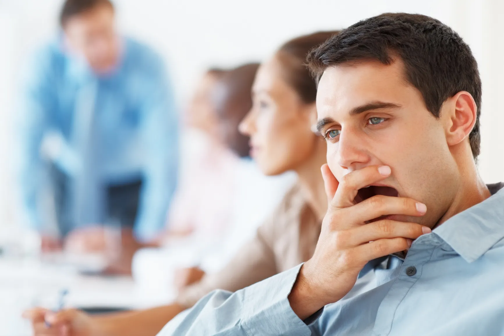 لماذا أشعر بالنعاس بعد الأكل؟ 5 أسباب خفية لا يخبرك بها الأطباء