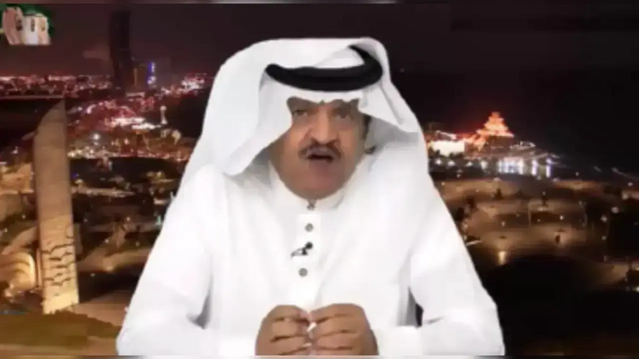 تعرف على من هو عدنان جستنيه، الإعلامي السعودي الأكثر إثارة للجدل. تحليل لمسيرته، عمره، وكواليس خلافه الأخير حول "تيفو" الهلال والاتحاد لعام 2026.